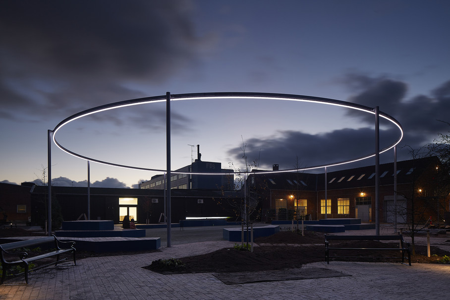 Centralt i byrummet står en stor lysende glorie i 6 meters højde. Foto: Søren Aagaard