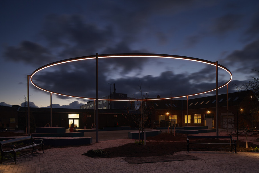 Fra den ’blå time’ dæmpes Lysringens belysning gradvist over borgerligt og nautisk tusmørke, så den til sidst gløder på 2% lysstyrke ved astronomisk tusmørke. Foto: Søren Aagaard